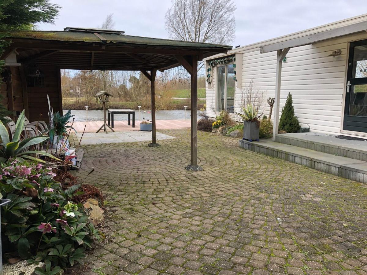 Fantastic Villa In Ooltgensplaat With Jetty Exterior photo