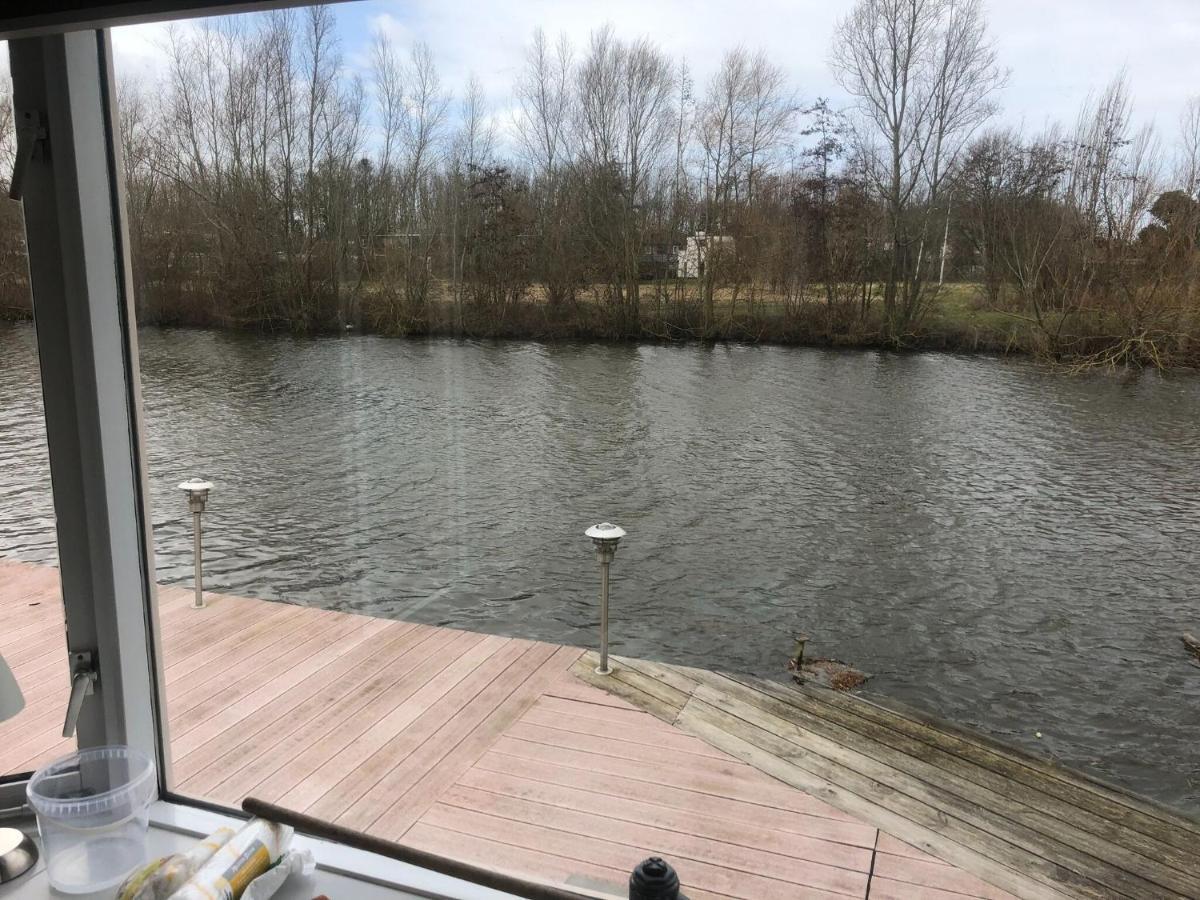 Fantastic Villa In Ooltgensplaat With Jetty Exterior photo