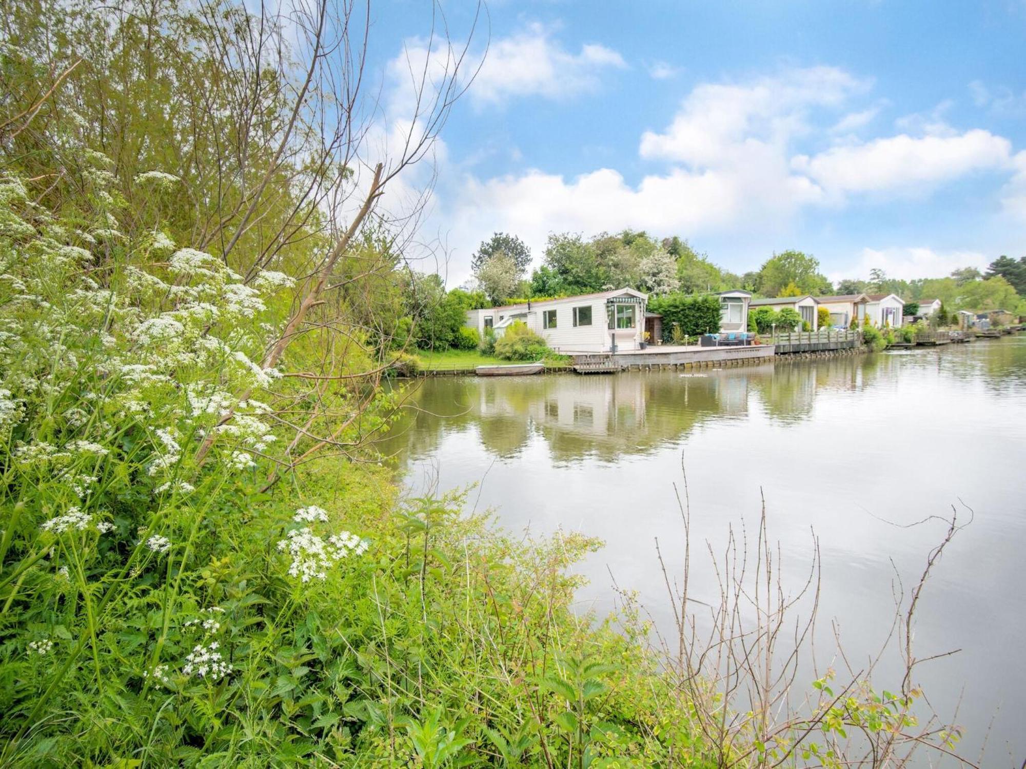 Fantastic Villa In Ooltgensplaat With Jetty Exterior photo